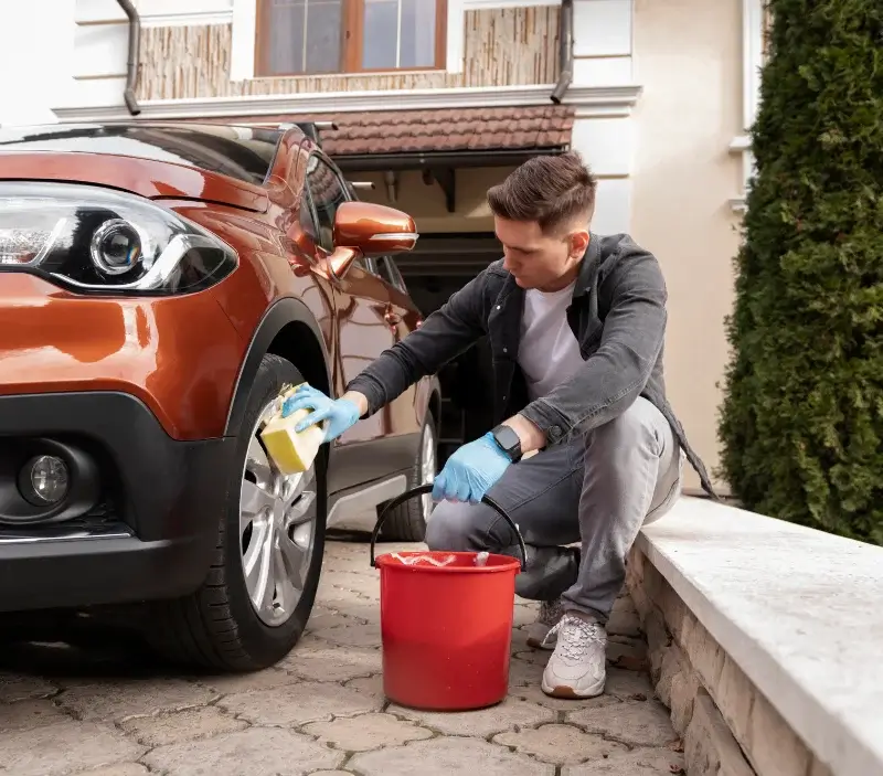 Lavage auto à domicile Bonneuil-Matours : professionnel intervenant sur un véhicule